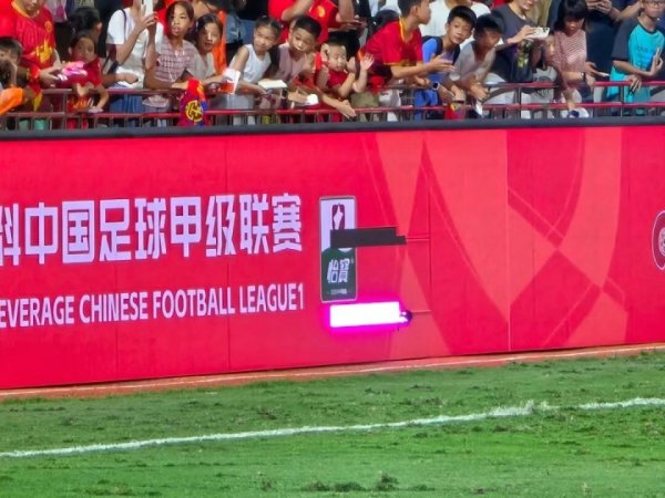广西外助阿萨莫阿颈椎骨折！场边LED告白牌径直被一头撞坏