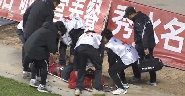 辽宁铁东说念主官方：姆本扎右腿大腿肌肉群拉伤