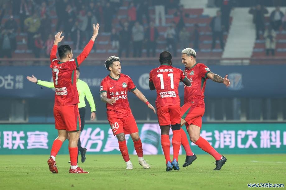 [图]李提香乌龙亚戈补时破门 河南主场战平浙江