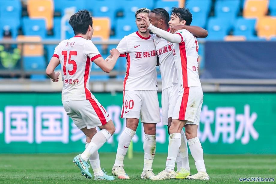 [图]谢维军补时破门 天津津门虎战平长春亚泰