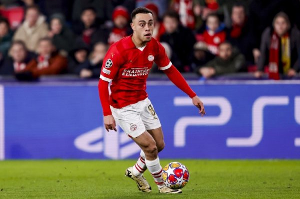 严守规矩！埃因霍温主帅：德斯特今天迟到，因此莫得在欧冠首发