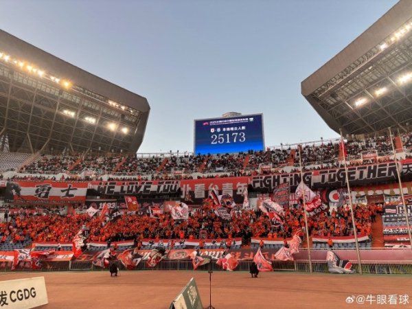 记者：泰山本赛季主场收官战，现场球迷25173东谈主