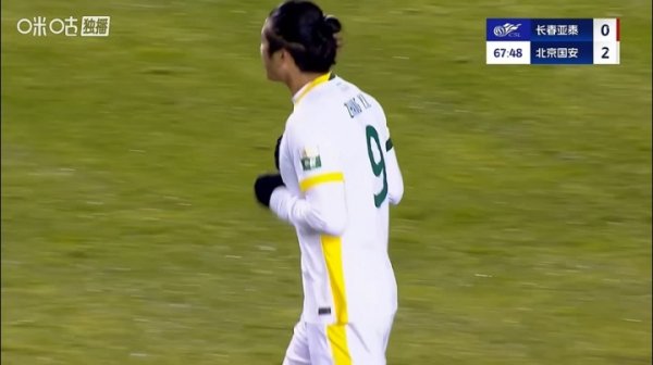 VAR介入判越位在先，张玉宁进球无效，亚泰仍0-2国安