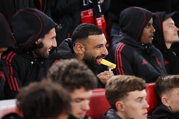 无谓上班！对阵水晶宫比赛中，轮休的萨拉赫被拍到在场边吃菠萝