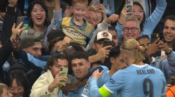 太子即是帅！福登庆祝时被球迷搂着自拍，还看了镜头笑的十分勾搭