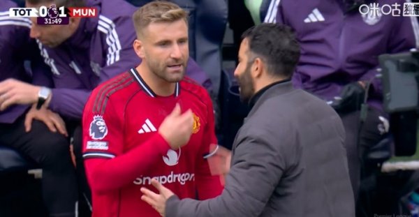 全队庆祝姆伯莫进球时，阿莫林仓卒找到卢克肖密语叮嘱