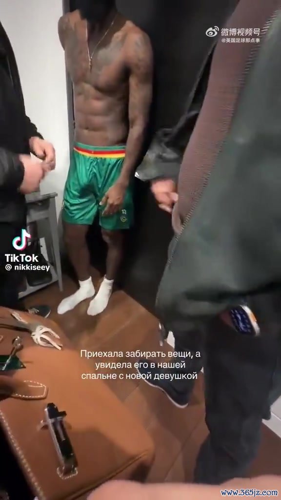 家丑外扬😬喀麦隆国脚出轨被女友执奸在床，以至惊动了警方