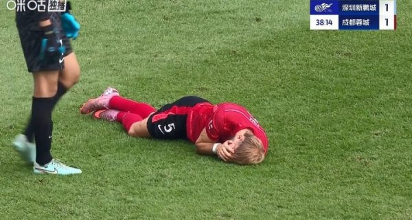 莱切特在禁区捂脸倒地+清楚被打脸，VAR介入查验后无点球