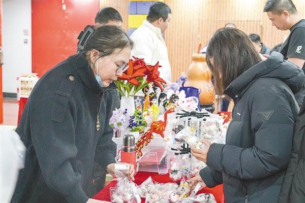 场上对攻强烈 场下市场火爆