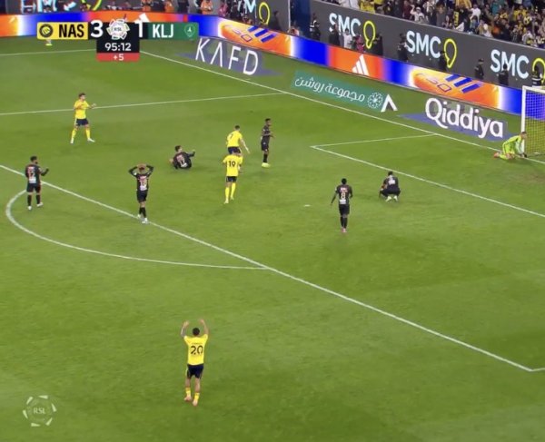 着力！40岁C罗倒勾破门，一旁菲利克斯径直惊呆😮