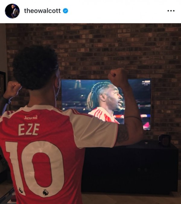 和蔼老东家，沃尔科特晒看球照赞赏埃泽：好一个帽子戏法