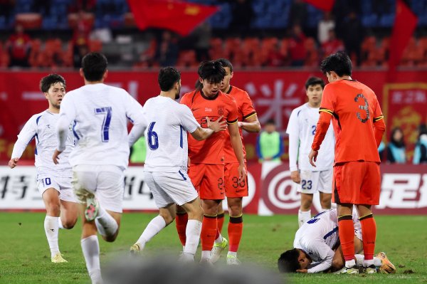 抨击作为染红！汪士钦吃到生计首张红牌，俱乐部+国度队93场15黄