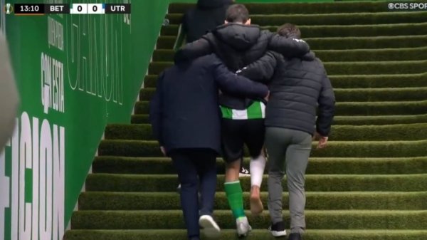 神东说念主队友！伊斯科重伤复出开场被队友踢伤退，后者我方也受伤离场